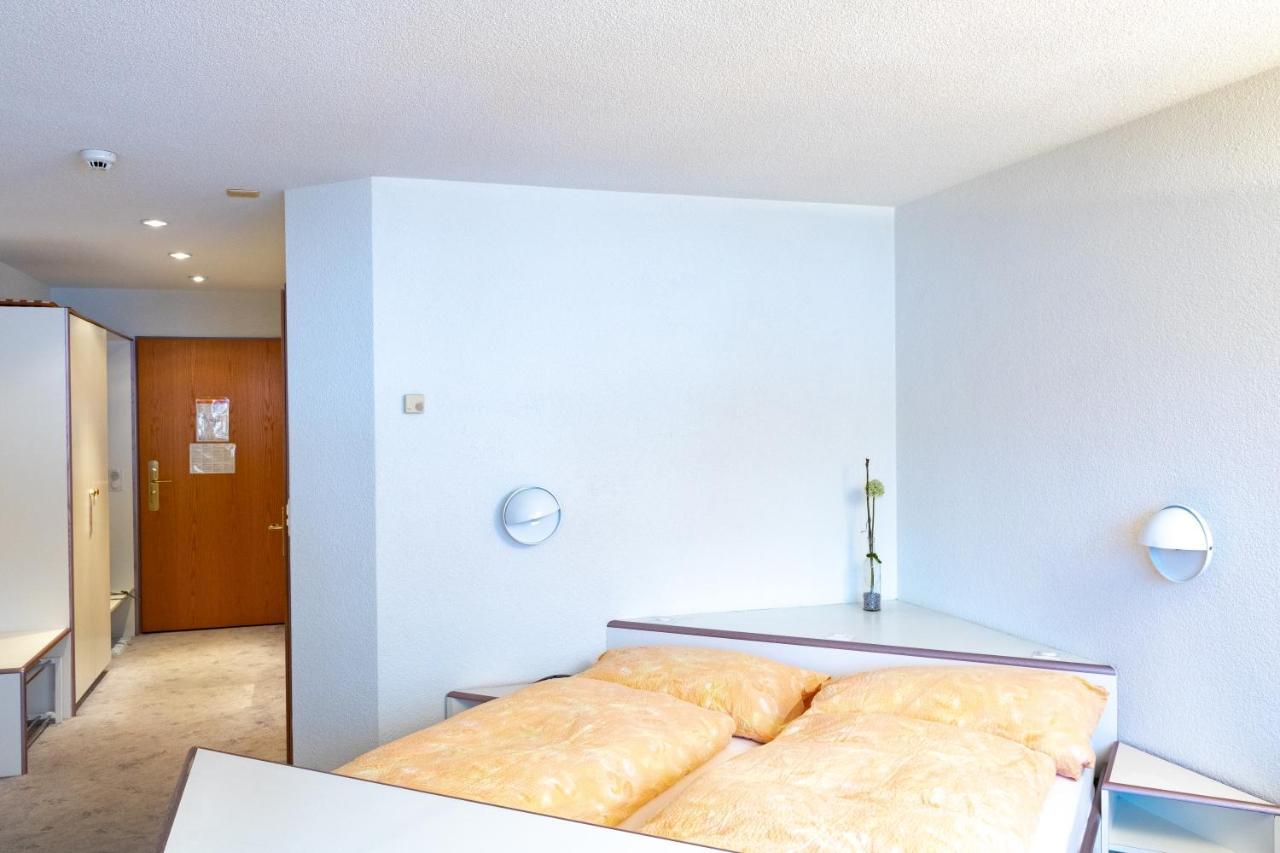 Hotel Viktoria Eden อาเดลโบเดิน ภายนอก รูปภาพ