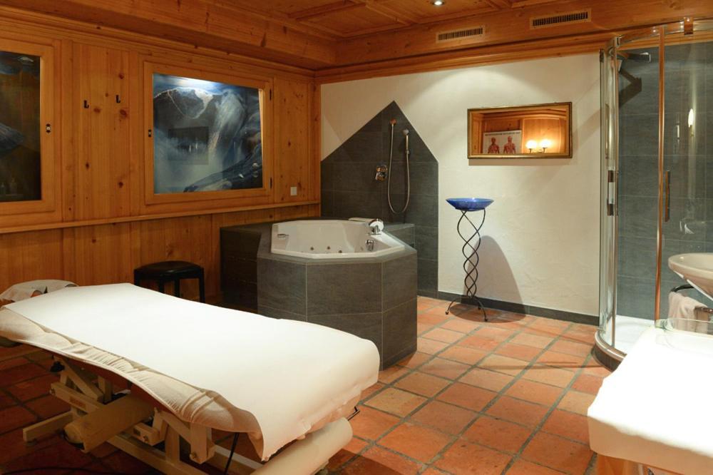 Hotel Viktoria Eden อาเดลโบเดิน ภายนอก รูปภาพ
